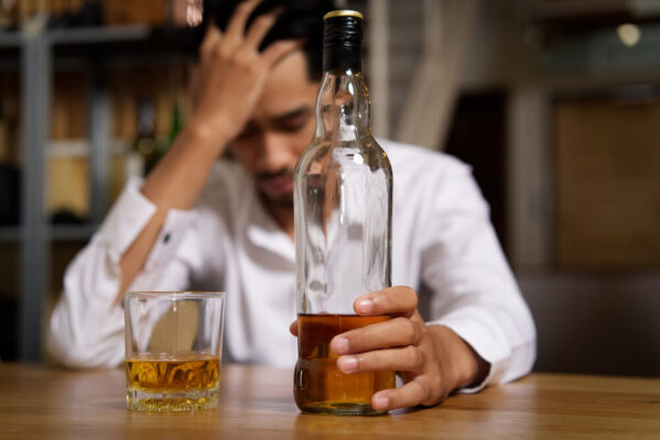 alkoholizm-jak-sobie-radzic-z-uzaleznionym-od-alkoholu-czlonkiem-rodziny