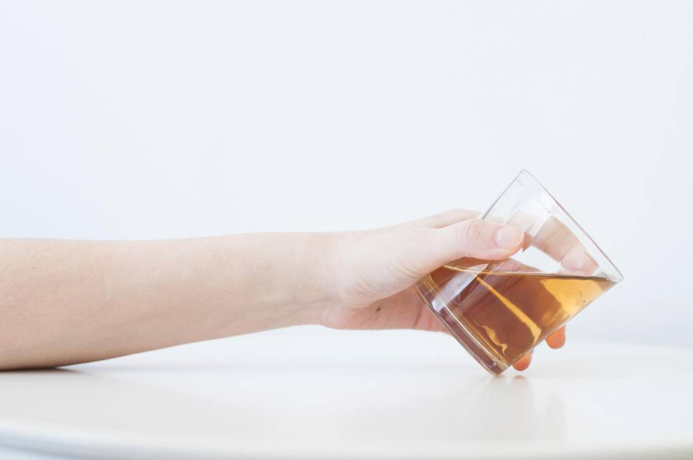 Dlaczego alkoholik kłamie: iluzja kontroli nad piciem