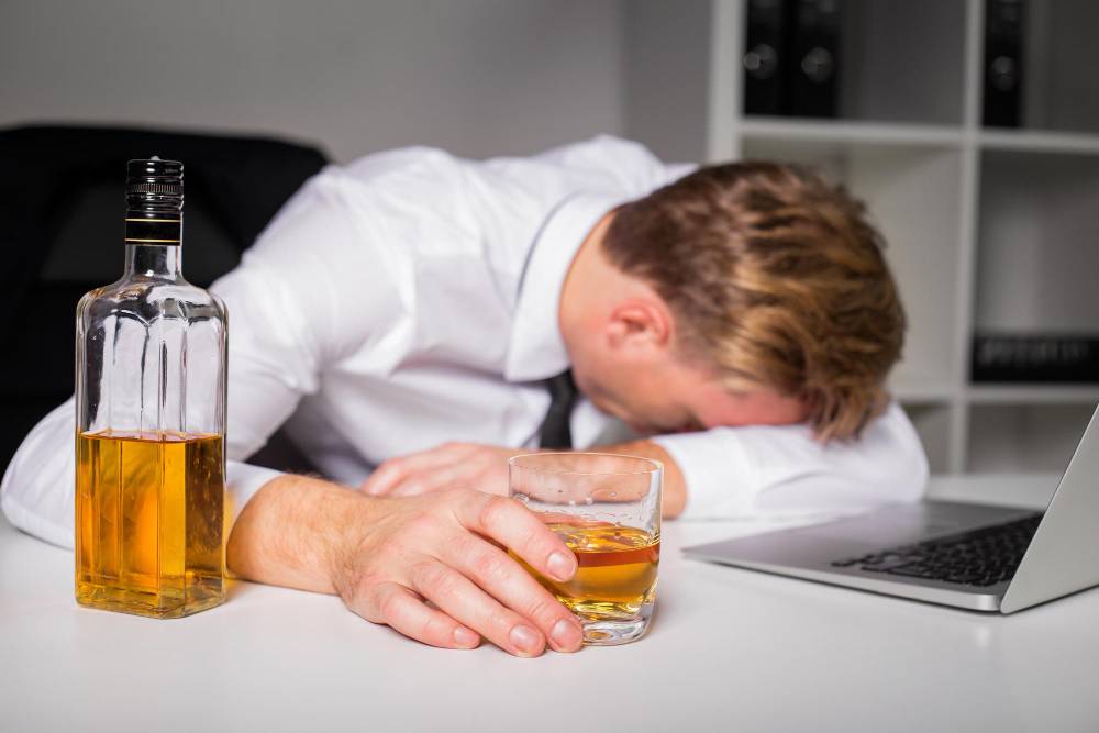Pierwsze objawy alkoholizmu: tłumienie emocji alkoholem